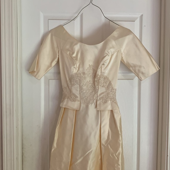 Vtg 50s 1950s Cahill bone satin lace fitted bodice with peplum & small train XS - Picture 2 of 6